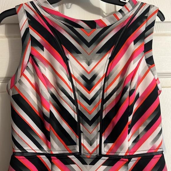 NWT  Vince Camuto Size 8 Pink/Black multi. - Picture 10 of 14